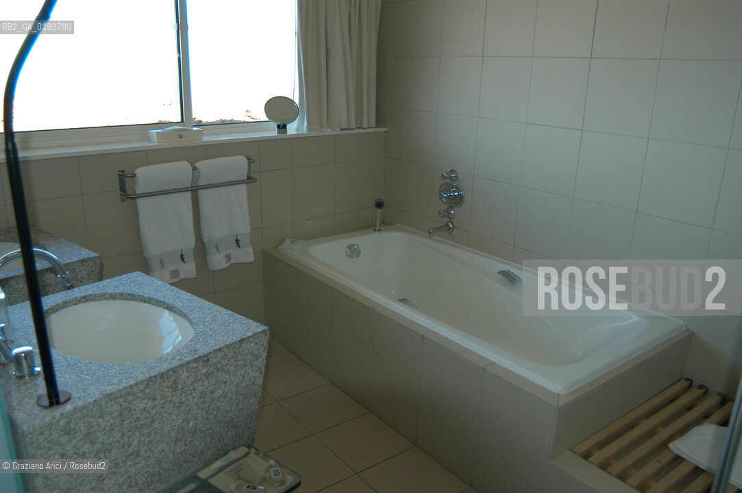 ( FRANCIA  )  MIDI-PYRENEES  ALTIPIANO DELLAUBRAC LAGUIOLE : RISTORANTE E ALBERGO DELLO CHEF MICHEL BRAS - LE CAMERE © 2003 Graziano Arici/Rosebud2 / GEO / GASTRONOMIA / CUOCO