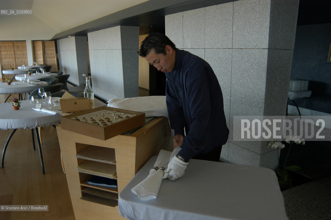 ( FRANCIA  )  MIDI-PYRENEES  ALTIPIANO DELLAUBRAC LAGUIOLE : RISTORANTE E ALBERGO DELLO CHEF MICHEL BRAS - IL RISTORANTE.S © 2003 Graziano Arici/Rosebud2 / GEO / GASTRONOMIA / CUOCO