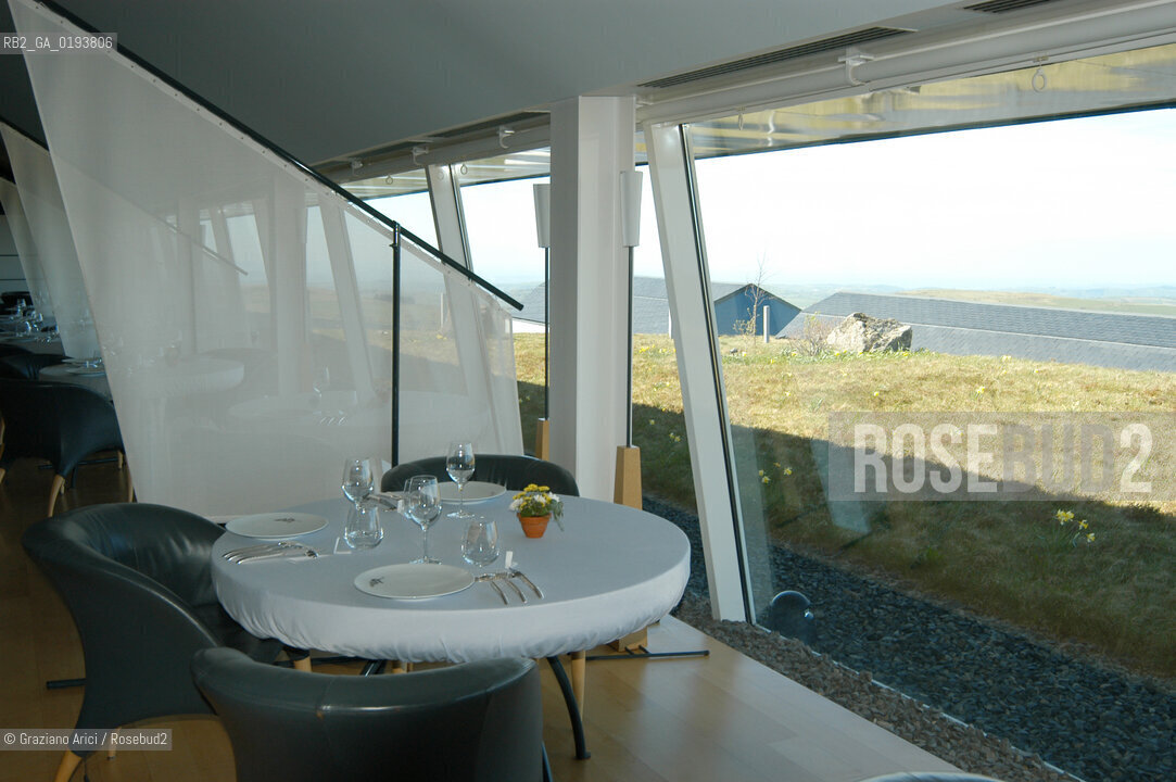 ( FRANCIA  )  MIDI-PYRENEES  ALTIPIANO DELLAUBRAC LAGUIOLE : RISTORANTE E ALBERGO DELLO CHEF MICHEL BRAS - IL RISTORANTE.S © 2003 Graziano Arici/Rosebud2 / GEO / GASTRONOMIA / CUOCO