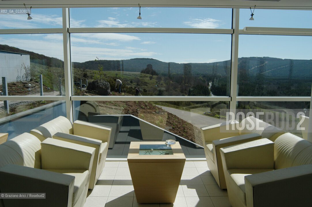 ( FRANCIA  )  MIDI-PYRENEES  ALTIPIANO DELLAUBRAC LAGUIOLE : RISTORANTE E ALBERGO DELLO CHEF MICHEL BRAS - IL SALONE PANORAMICO  © 2003 Graziano Arici/Rosebud2 / GEO / GASTRONOMIA / CUOCO