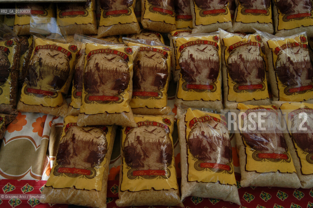 ( FRANCIA  )  PROVENCE-ALPES-COTE DAZUR ARLES : MERCATO DEL SABATO © 2003 Graziano Arici/Rosebud2 / GEO GASTRONOMIA RISO.