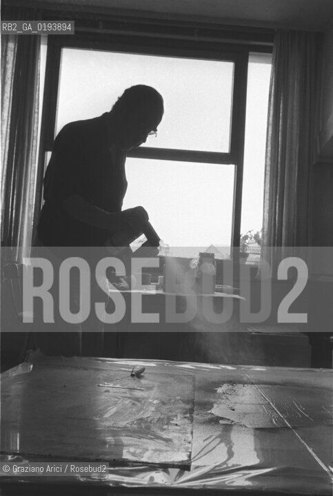 IL PITTORE GIUSEPPE SANTOMASO NEL SUO STUDIO A VENEZIA - 1982 - ©Graziano Arici/Rosebud2 / ARTE /