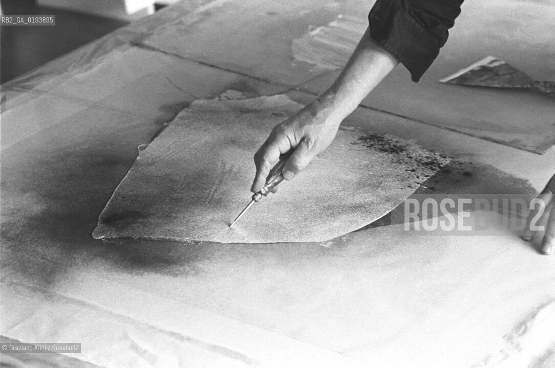 IL PITTORE GIUSEPPE SANTOMASO NEL SUO STUDIO A VENEZIA - 1982 - ©Graziano Arici/Rosebud2 / ARTE /