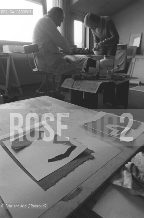 IL PITTORE GIUSEPPE SANTOMASO NEL SUO STUDIO - VENEZIA - 1982 - ©Graziano Arici/Rosebud2