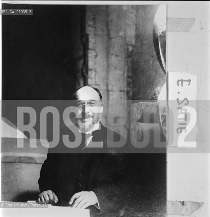 IL COMPOSITORE FRANCESE ERIK SATIE ( 1866 - 1925 ) © 1983 ARCHIVIO Graziano Arici/Rosebud2 / MUSICA CLASSICA /  ./ La cessione dei diritti si intende per quanto di nostra competenza; non comprende invece le eventuali spese relative a diritti che potranno essere richiesti dagli Enti cui appartengono le opere riprese. Tali costi, ove neccessari, e lÕespletamento di qualsivoglia pratica di richiesta permessi sono esclusivamente  a  carico del committente. .