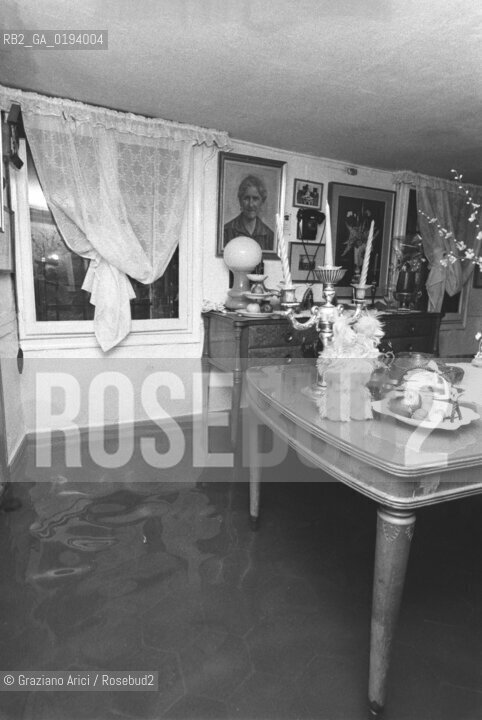 ACQUA ALTA IN UN APPARTAMENTO - VENEZIA - 1980 - ©Graziano Arici/Rosebud2 / ALTA MAREA