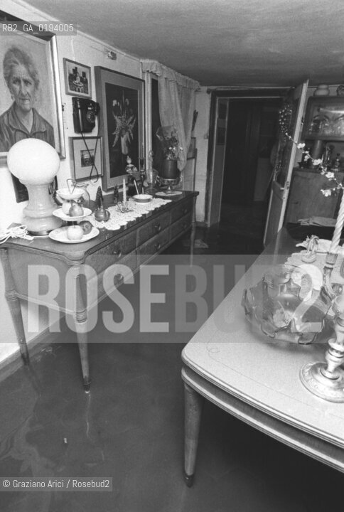 ACQUA ALTA IN UN APPARTAMENTO - VENEZIA - 1980 - ©Graziano Arici/Rosebud2 / ALTA MAREA