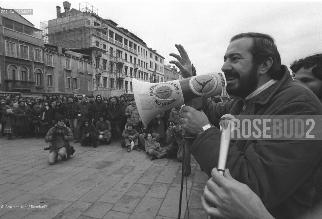 IL POLITICO MARIO CAPANNA ALLA MANIFESTAZIONE ANTINUCLEARE  - VENEZIA - 1979 - ©Graziano Arici/Rosebud2 / POLITICO / MEGAFONO