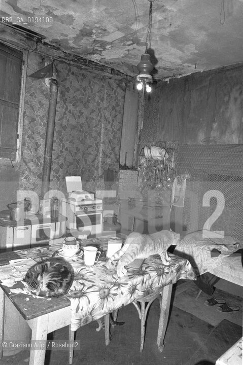 Caption: Localizzazione:.VENEZIA / GIUDECCA.Oggetto:.Soggetto:.CONVENTO DEI SS.COSMA E DAMIANO / CHIOSTRO / ABITAZIONI IMPROPRIE / CASERMONE.Cronologia:.XVI SECOLO .Definizione Culturale:.   Autore:  .   Stile: .   Editori/Stampatori:.   Committenza:.Materia e Tecnica:.Collocazione:.Note:.A18 10.Riproduzione Fotografica:.Copyright:.Graziano Arici/Rosebud2 Data:.1980.Costo:.A