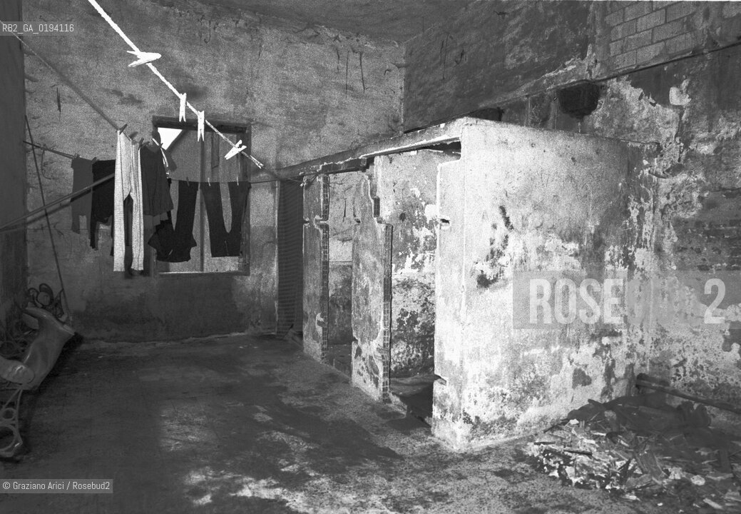 Caption: Localizzazione:.VENEZIA / GIUDECCA.Oggetto:.Soggetto:.CONVENTO DEI SS.COSMA E DAMIANO / CHIOSTRO / ABITAZIONI IMPROPRIE / CASERMONE.Cronologia:.XVI SECOLO .Definizione Culturale:.   Autore:  .   Stile: .   Editori/Stampatori:.   Committenza:.Materia e Tecnica:.Collocazione:.Note:.A19 23.Riproduzione Fotografica:.Copyright:.Graziano Arici/Rosebud2 Data:.1980.Costo:.A