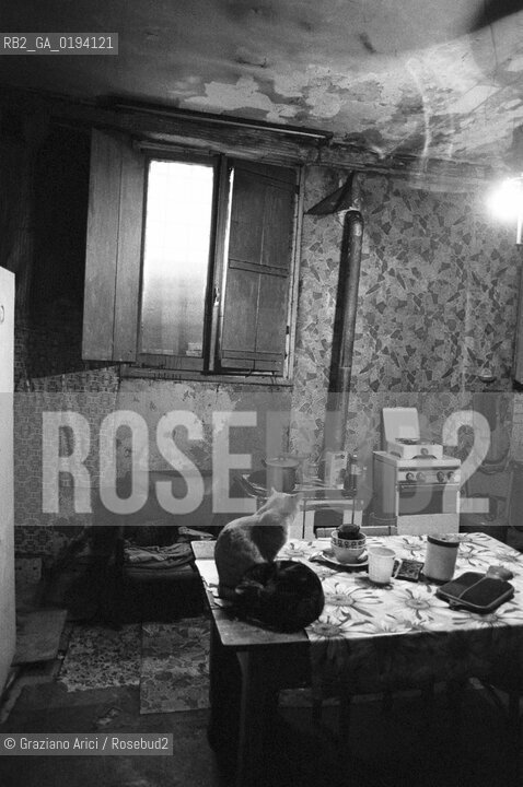 Caption: Localizzazione:.VENEZIA / GIUDECCA.Oggetto:.Soggetto:.CONVENTO DEI SS.COSMA E DAMIANO / CHIOSTRO / ABITAZIONI IMPROPRIE / CASERMONE.Cronologia:.XVI SECOLO .Definizione Culturale:.   Autore:  .   Stile: .   Editori/Stampatori:.   Committenza:.Materia e Tecnica:.Collocazione:.Note:.A18 6a.Riproduzione Fotografica:.Copyright:.Graziano Arici/Rosebud2 Data:.1980.Costo:.A