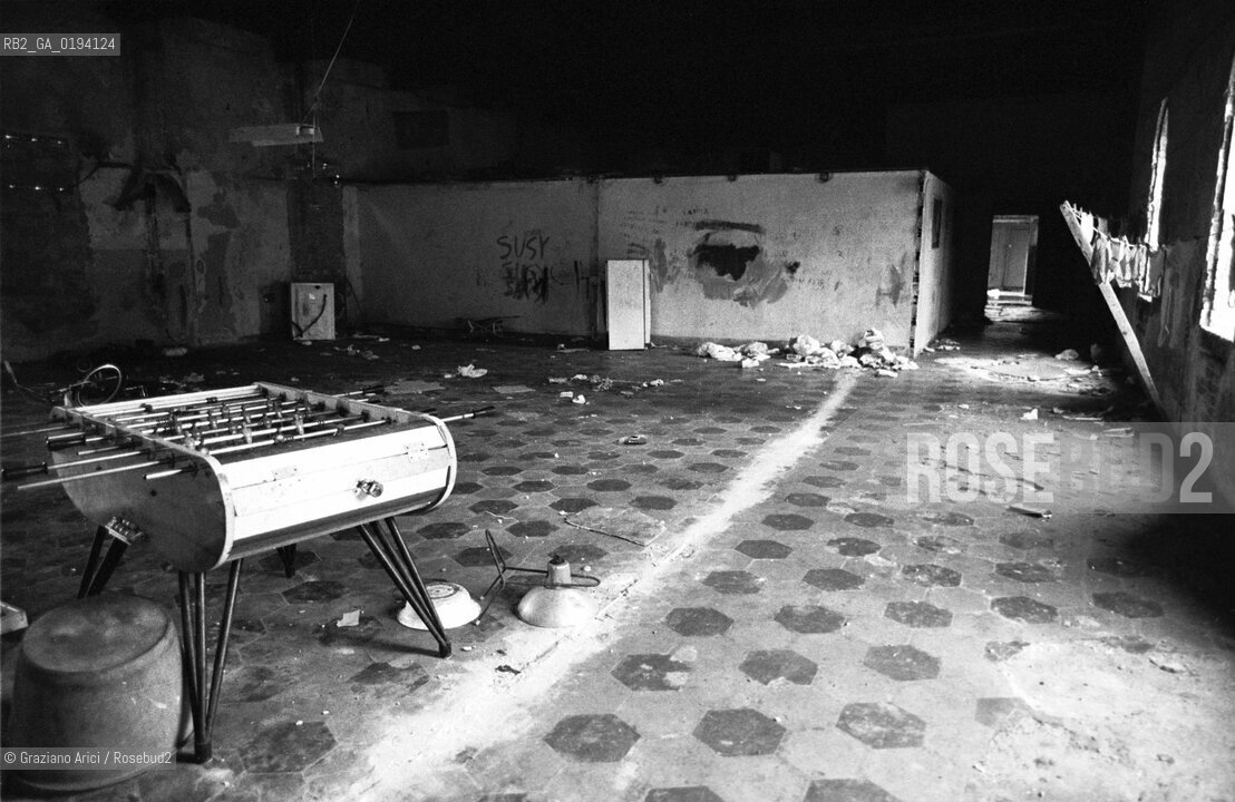 Caption: Localizzazione:.VENEZIA / GIUDECCA.Oggetto:.Soggetto:.CONVENTO DEI SS.COSMA E DAMIANO / CHIOSTRO / ABITAZIONI IMPROPRIE / CASERMONE.Cronologia:.XVI SECOLO .Definizione Culturale:.   Autore:  .   Stile: .   Editori/Stampatori:.   Committenza:.Materia e Tecnica:.Collocazione:.Note:.A18 26.Riproduzione Fotografica:.Copyright:.Graziano Arici/Rosebud2 Data:.1980.Costo:.A