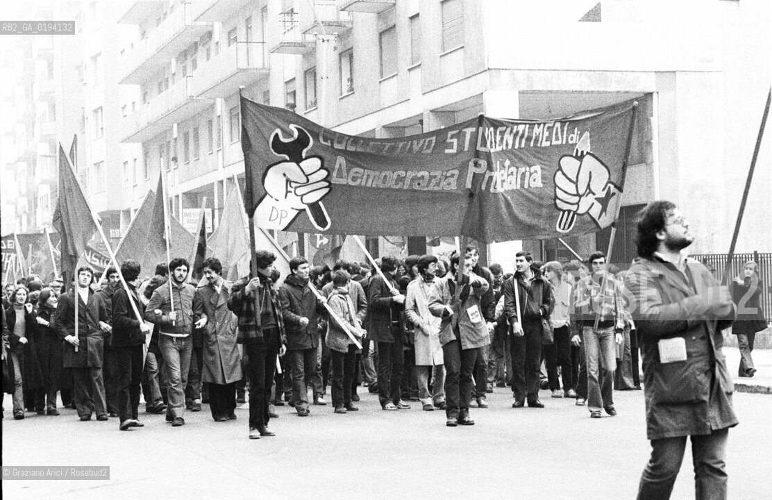 Caption: Nome: .MANIFESTAZIONE CORTEO .Descrizione: .DEMOCRAZIA PROLETARIA GRUPPI EXTRAPARLAMENTARI DI SINISTRA STRISCIONI STUDENTI.Credit: .Graziano Arici/Rosebud2 Costo: ..Nazione: .ITALIA.Cittˆ: .MILANO.Data: .1977