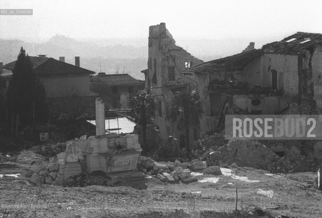 FRIULI DOPO IL TERREMOTO - 1979 - ©Graziano Arici/Rosebud2 / GEOGRAFIA / MACERIE
