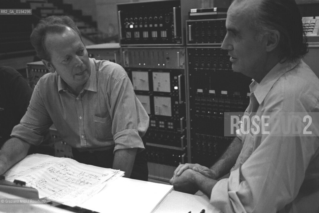 IL COMPOSITORE CONTEMPORANEO LUIGI NONO CON IL TECNICO DEL SUONO HANS PETER HALLER DURANTE LE PROVE DI UN CONCERTO - 1981 - VENEZIA - ©Graziano Arici/Rosebud2 /  MUSICA CLASSICA ELETTRONICA / PALAZZETTO DELLO SPORT/ BIENNALE MUSICA.