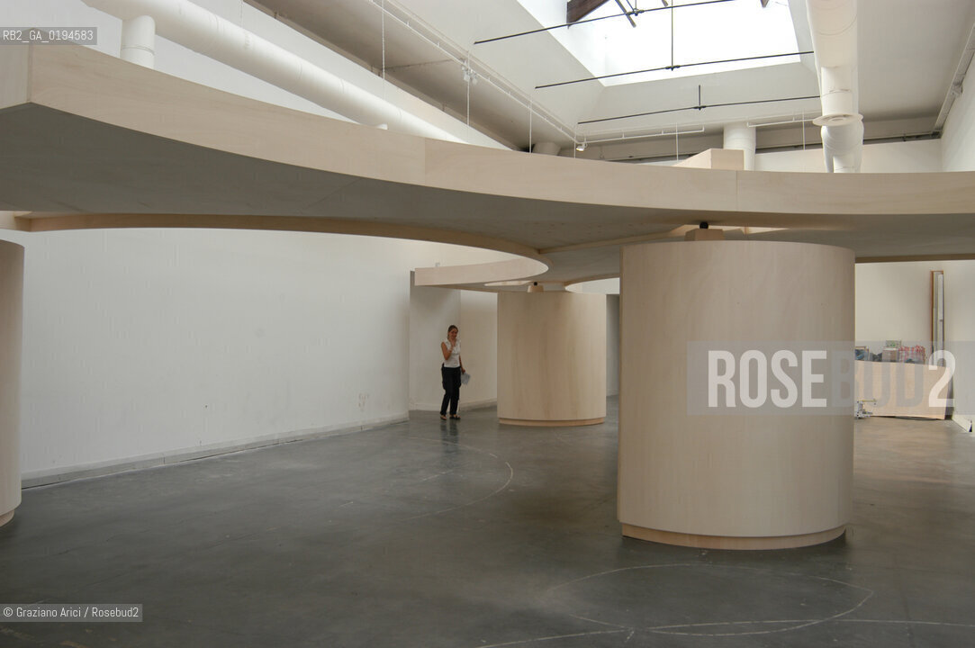 50¡ ESPOSIZIONE INTERNAZIONALE DARTE LA BIENNALE DI VENEZIA : PADIGLIONE ITALIA - LINSTALLAZIONE DI GABRIEL OROZCO - © 2003 Graziano Arici/Rosebud2