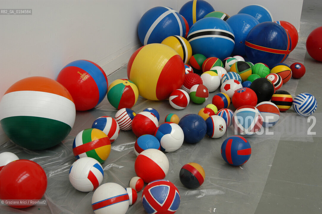 50¡ ESPOSIZIONE INTERNAZIONALE DARTE LA BIENNALE DI VENEZIA : PADIGLIONE ITALIA - LINSTALLAZIONE DI RIVANE NEUENSCHWANDER - © 2003 Graziano Arici/Rosebud2