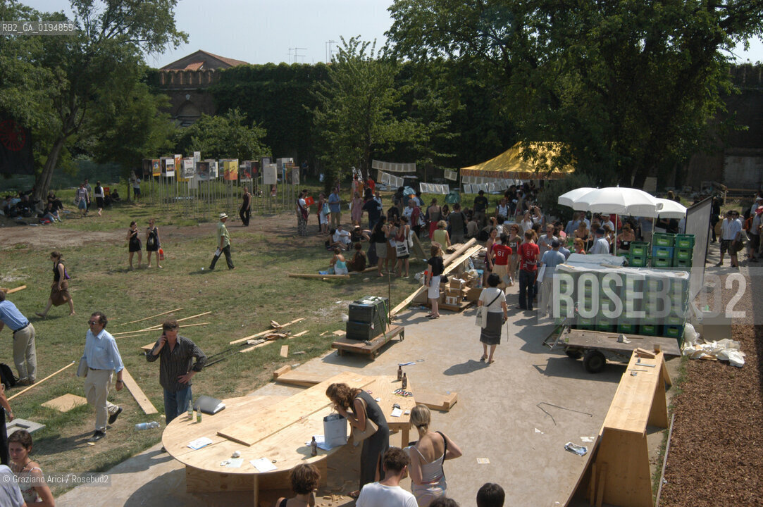 50¡ ESPOSIZIONE INTERNAZIONALE DARTE LA BIENNALE DI VENEZIA - ARSENALE - GIARDINO ALLE TESE - UTOPIA STATION -  © 2003 Graziano Arici/Rosebud2