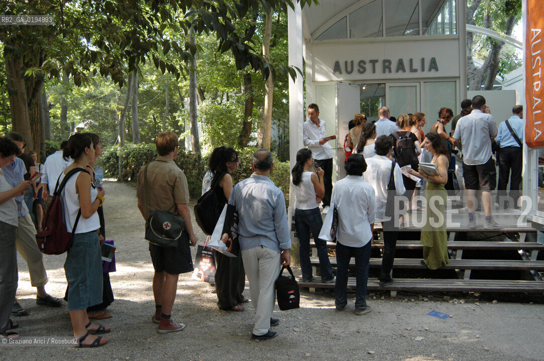 50¡ ESPOSIZIONE INTERNAZIONALE DARTE LA BIENNALE DI VENEZIA -  CODA AL PADIGLIONE DI AUSTRALIA -  © 2003 Graziano Arici/Rosebud2
