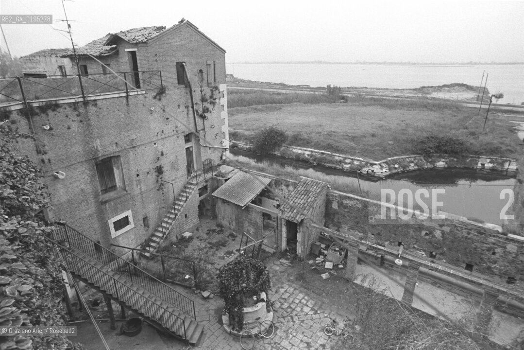 PROBLEMA CASA - CASE IMPROPRIE AL CAVALLINO - VENEZIA -   © 1984  Graziano Arici/Rosebud2 / CASA / BARACCA / POVERTA