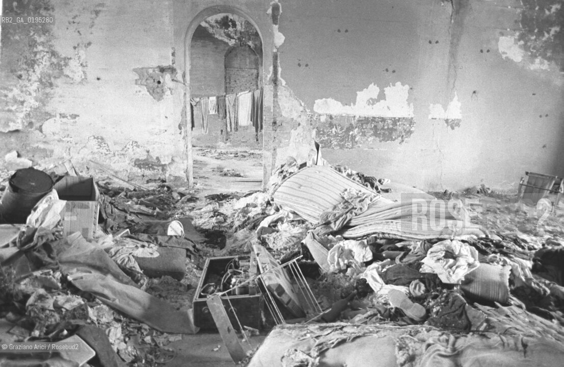 PROBLEMA CASA - CASE IMPROPRIE AL CAVALLINO - VENEZIA -   © 1984  Graziano Arici/Rosebud2 / CASA / BARACCA / POVERTA