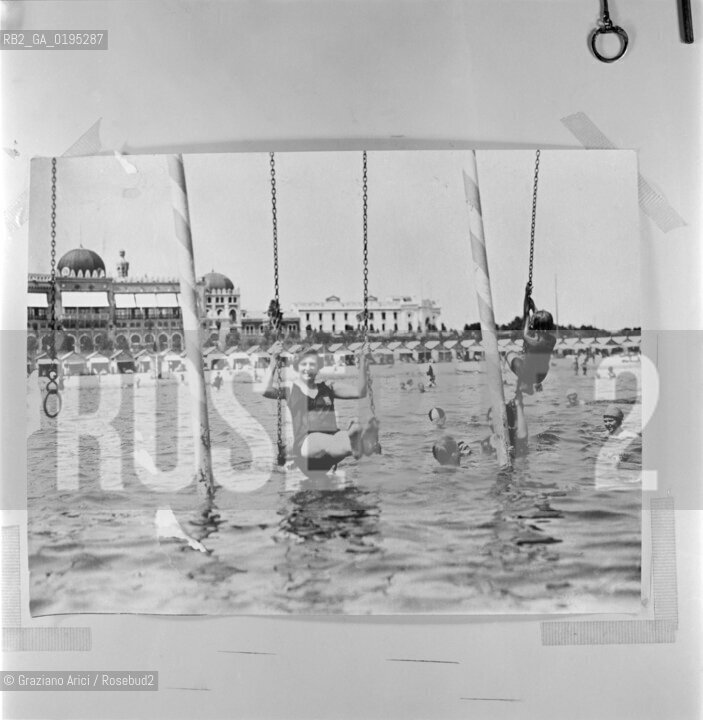 LIDO DI VENEZIA © 1983 ARCHIVIO Graziano Arici/Rosebud2 / SPIAGGIA ./ La cessione dei diritti si intende per quanto di nostra competenza; non comprende invece le eventuali spese relative a diritti che potranno essere richiesti dagli Enti cui appartengono le opere riprese. Tali costi, ove neccessari, e lÕespletamento di qualsivoglia pratica di richiesta permessi sono esclusivamente  a  carico del committente. .