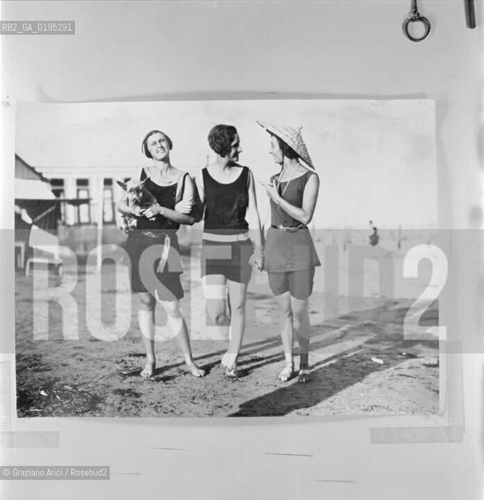 LIDO DI VENEZIA © 1983 ARCHIVIO Graziano Arici/Rosebud2 / SPIAGGIA ./ La cessione dei diritti si intende per quanto di nostra competenza; non comprende invece le eventuali spese relative a diritti che potranno essere richiesti dagli Enti cui appartengono le opere riprese. Tali costi, ove neccessari, e lÕespletamento di qualsivoglia pratica di richiesta permessi sono esclusivamente  a  carico del committente. .