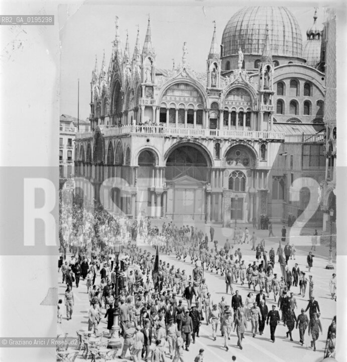 SFILATA DI PARTIGIANI IN PIAZZA SAN MARCO A VENEZIA - 1945  © 1983 ARCHIVIO Graziano Arici/Rosebud2 / POLITICA  La cessione dei diritti si intende per quanto di nostra competenza; non comprende invece le eventuali spese relative a diritti che potranno essere richiesti dagli Enti cui appartengono le opere riprese. Tali costi, ove neccessari, e lÕespletamento di qualsivoglia pratica di richiesta permessi sono esclusivamente  a  carico del committente. .