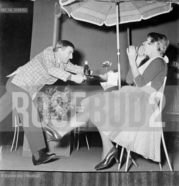 GLI ATTORI RENATO RASCEL E DELIA SCALA  © 1983 ARCHIVIO Graziano Arici/Rosebud2 / TEATRO / PROSA La cessione dei diritti si intende per quanto di nostra competenza; non comprende invece le eventuali spese relative a diritti che potranno essere richiesti dagli Enti cui appartengono le opere riprese. Tali costi, ove neccessari, e lÕespletamento di qualsivoglia pratica di richiesta permessi sono esclusivamente  a  carico del committente. .