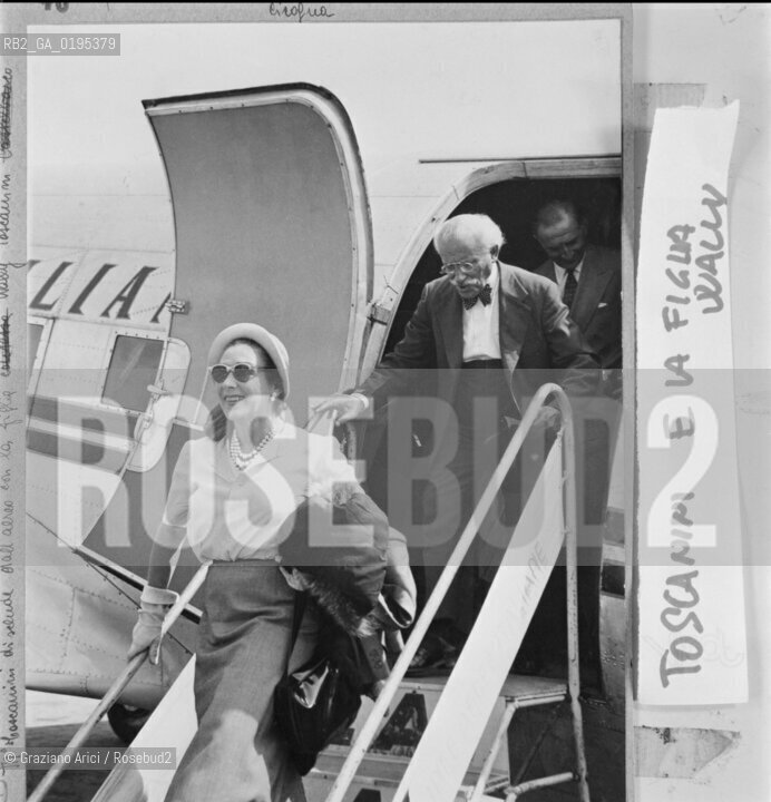 IL DIRETTORE DORCHESTRA ARTURO TOSCANINI CON LA FIGLIA WALLY ALLAEROPORTO DI VENEZIA - 1945 © 1983 ARCHIVIO Graziano Arici/Rosebud2 / MUSICA CLASSICA / AEREO./ La cessione dei diritti si intende per quanto di nostra competenza; non comprende invece le eventuali spese relative a diritti che potranno essere richiesti dagli Enti cui appartengono le opere riprese. Tali costi, ove neccessari, e lÕespletamento di qualsivoglia pratica di richiesta permessi sono esclusivamente  a  carico del committente. .