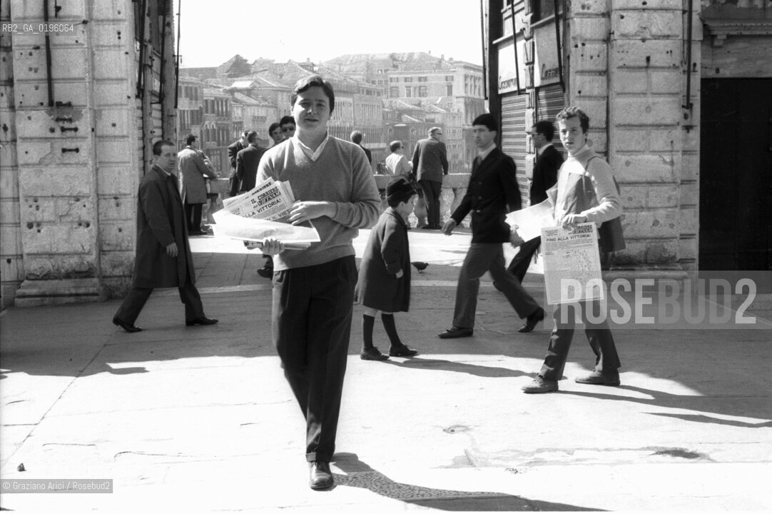 VENEZIA CONTESTAZIONE DEL 68 VENDITA DI GIORNALI A RIALTO  © 1968 Graziano Arici/Rosebud2