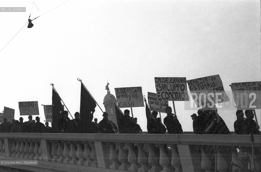 VENEZIA CONTESTAZIONE DEL 68 MANIFESTAZIONE DI OPERAI DI PORTO MARGHERA  © 1968 Graziano Arici/Rosebud2