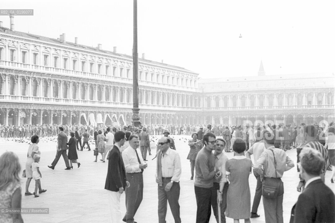 VENEZIA CONTESTAZIONE DEL 68 CONTESTAZIONE DELLA BIENNALE DARTE SCONTRI IN PIAZZA S.MARCO  PER LINNALZAMENTO DI UNA BANDIERA ROSSA SUI PILI © 1968 Graziano Arici/Rosebud2