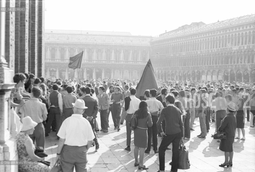 VENEZIA CONTESTAZIONE DEL 68 CONTESTAZIONE DELLA BIENNALE DARTE SCONTRI IN PIAZZA S.MARCO  PER LINNALZAMENTO DI UNA BANDIERA ROSSA SUI PILI © 1968 Graziano Arici/Rosebud2