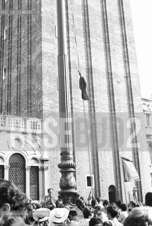 VENEZIA CONTESTAZIONE DEL 68 CONTESTAZIONE DELLA BIENNALE DARTE SCONTRI IN PIAZZA S.MARCO  PER LINNALZAMENTO DI UNA BANDIERA ROSSA SUI PILI © 1968 Graziano Arici/Rosebud2