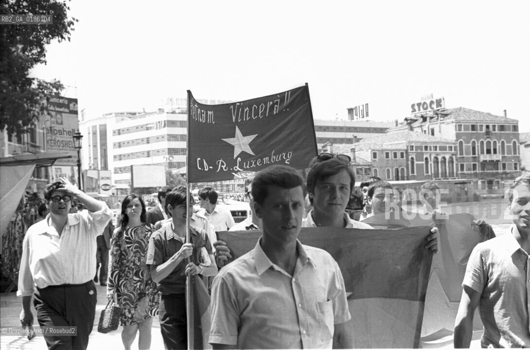 VENEZIA CONTESTAZIONE DEL 68 INCONTRO CON UNA DELEGAZIONE DEL VIETNAM © 1968 Graziano Arici/Rosebud2  CENTRO DI DOCUMENTAZIONE ROSA LUXEMBURG