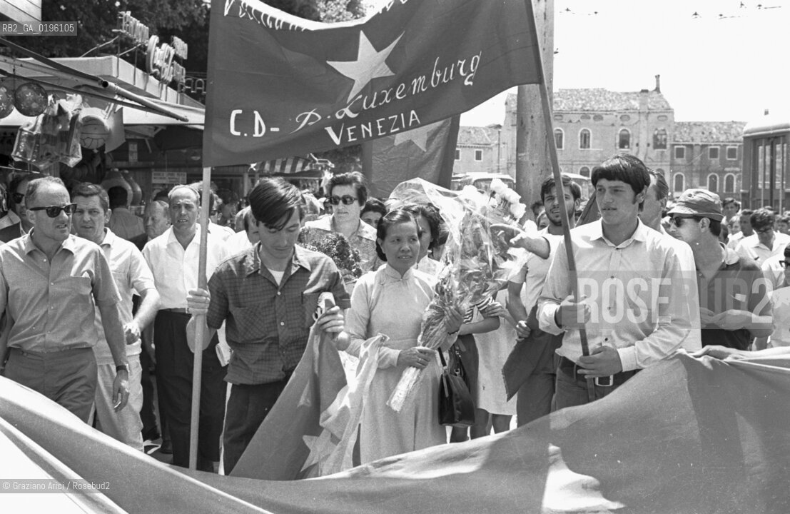 VENEZIA CONTESTAZIONE DEL 68 INCONTRO CON UNA DELEGAZIONE DEL VIETNAM © 1968 Graziano Arici/Rosebud2  CENTRO DI DOCUMENTAZIONE ROSA LUXEMBURG LUIGI BELLO