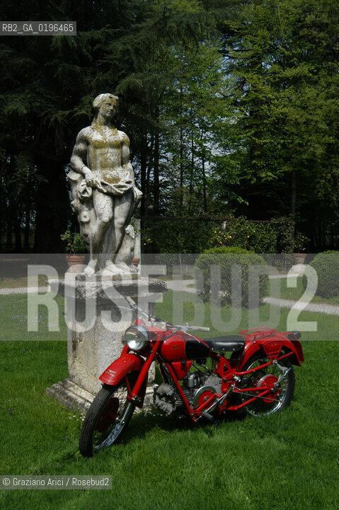 CROCETTA DEL MONTELLO (TREVISO) : VILLA SANDI DEL PRESIDENTE DELLA FABBRICA DI SCARPE GEOX MARIO MORETTI POLEGATO PRESIDENT OF SHOES FACTORY GEOX HOME - UNA MOTO GUZZI DEPOCA DELLA SUA COLLEZIONE ©Graziano Arici/Rosebud2 SCARPA INDUSTRIALE ECONOMIA