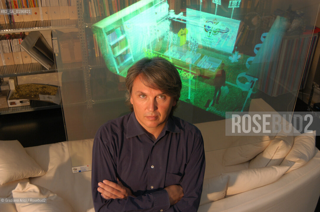 VENEZIA 28/7/04 LARCHITETTO PAOLO LUCCHETTA NEL SUO STUDIO ©Graziano Arici/Rosebud2