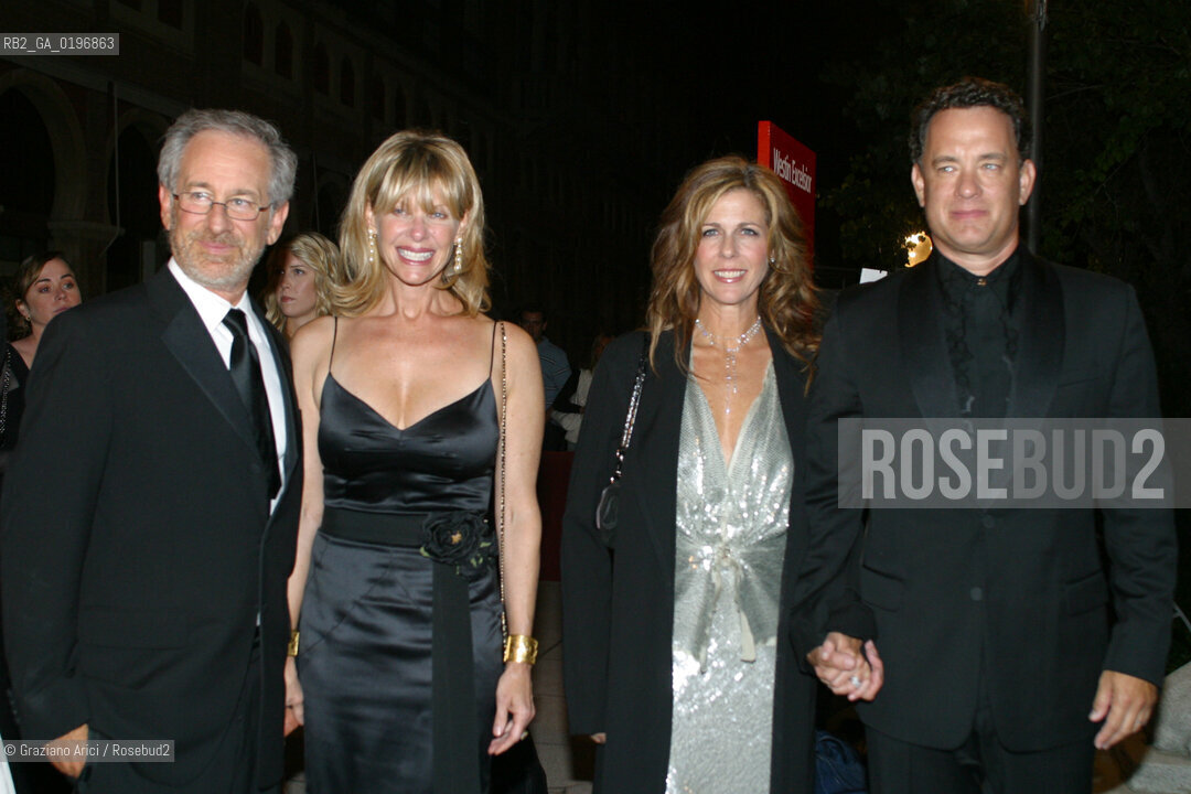 01_09_04 VENICE - 61¡ FILM FESTIVAL -.THE DIRECTOR STEVEN SPIELBERG WITH HIS WIFE KATE CAPSHOW AND THE ACTOR TOM HANKS WITH HIS WIFE RITA WILSON AT THE OPENING EVENING PARTY ON THE BEACH OF THE HOTEL EXCELSIOR . ©Graziano Arici/Rosebud2 CINEMA