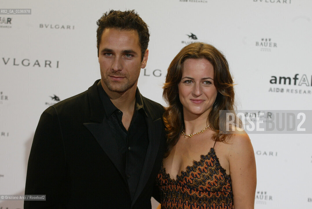 03_09_04 VENICE - 61¡ FILM FESTIVAL - GALA AMFAR FOR AIDS RESEARCH. RAOUL BOVA WITH HIS WIFE CHIARA.©Graziano Arici/Rosebud2 CINEMA