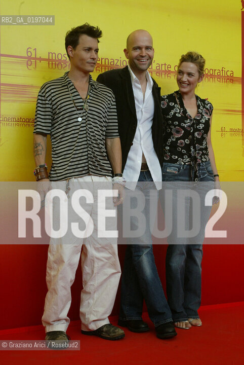 04_09_04 VENICE - 61¡ FILM FESTIVAL - FILM FINDING NEVERLAND. THE DIRECTOR BETWEEN THE ACTORS KATE WINSLET AND JOHNNY DEPP.©Graziano Arici/Rosebud2 CINEMA