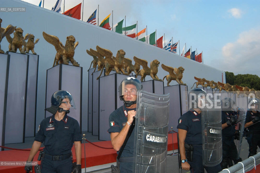 05_09_04 VENICE 61¡ FILM FESTIVAL - DEMOSTRATION OF THE NO GLOBAL PEOPLE IN EXCELSIOR HOTEL AND IN FRONT OF THE FILM FESTIVAL PALACE FOR THE HOMELESS.©Graziano Arici/Rosebud2 CINEMA.POLIZIA