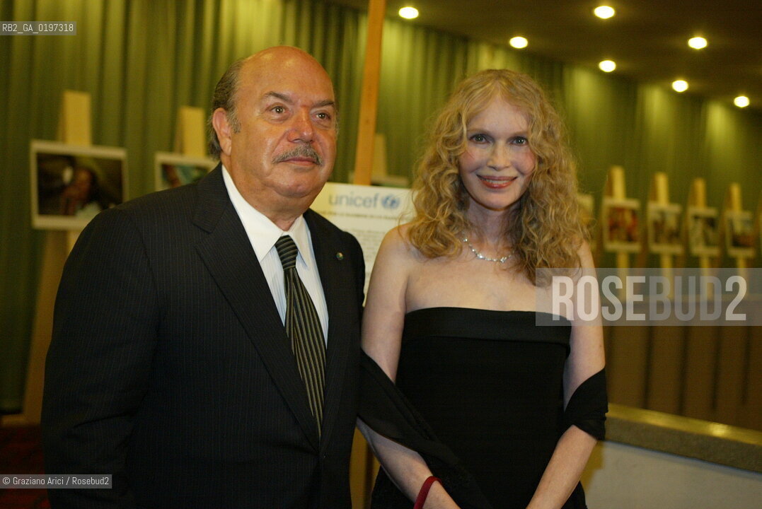 09_09_04 VENICE 61st FILM FESTIVAL - UNICEF PARTY AT THE HOTEL EXCELSIOR. MIA FARROW WITH THE ACTOR LINO BANFI.©Graziano Arici/Rosebud2 CINEMA