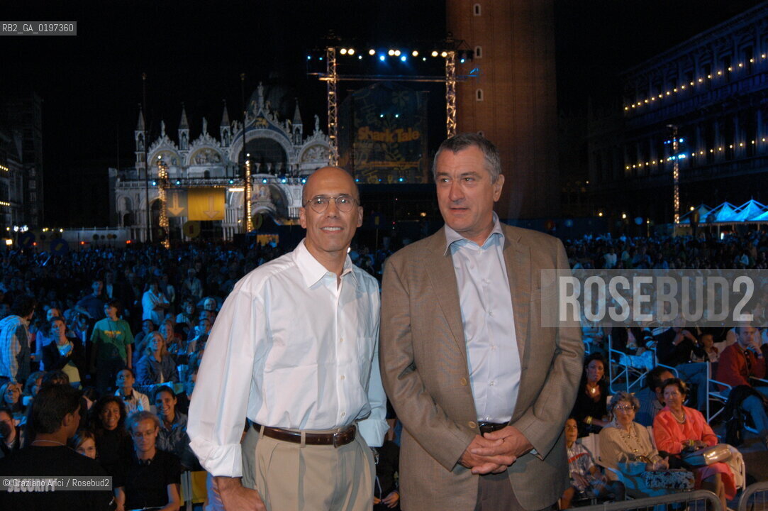 10_09_04 VENICE 61st FILM FESTIVAL - THE GALA IN ST.MARKS SQUARE FOR THE MOVIE SHARK TALE : THE ACTOR ROBERT DE NIRO AND TYHE PRODUCER JEFFREY KATZENBERG ©Graziano Arici/Rosebud2 CINEMA SAN MARCO