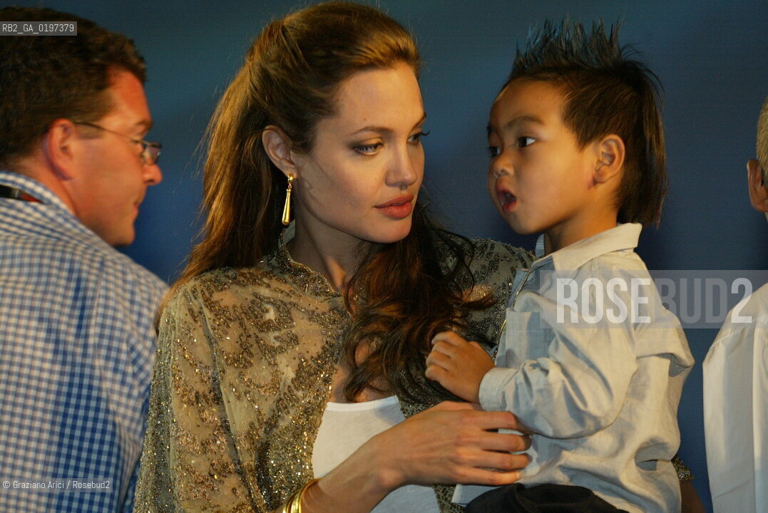 10_09_04 VENICE 61st FILM FESTIVAL - FILM SHARK TALE - SCREENING. THE ACTRESS ANGELINA JOLIE WITH HER SON MADDOX.©Graziano Arici/Rosebud2 CINEMA