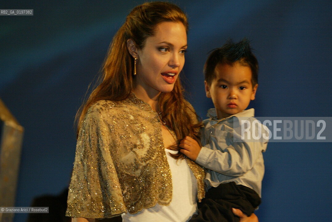 10_09_04 VENICE 61st FILM FESTIVAL - FILM SHARK TALE - SCREENING. THE ACTRESS ANGELINA JOLIE WITH HER SON MADDOX.©Graziano Arici/Rosebud2 CINEMA