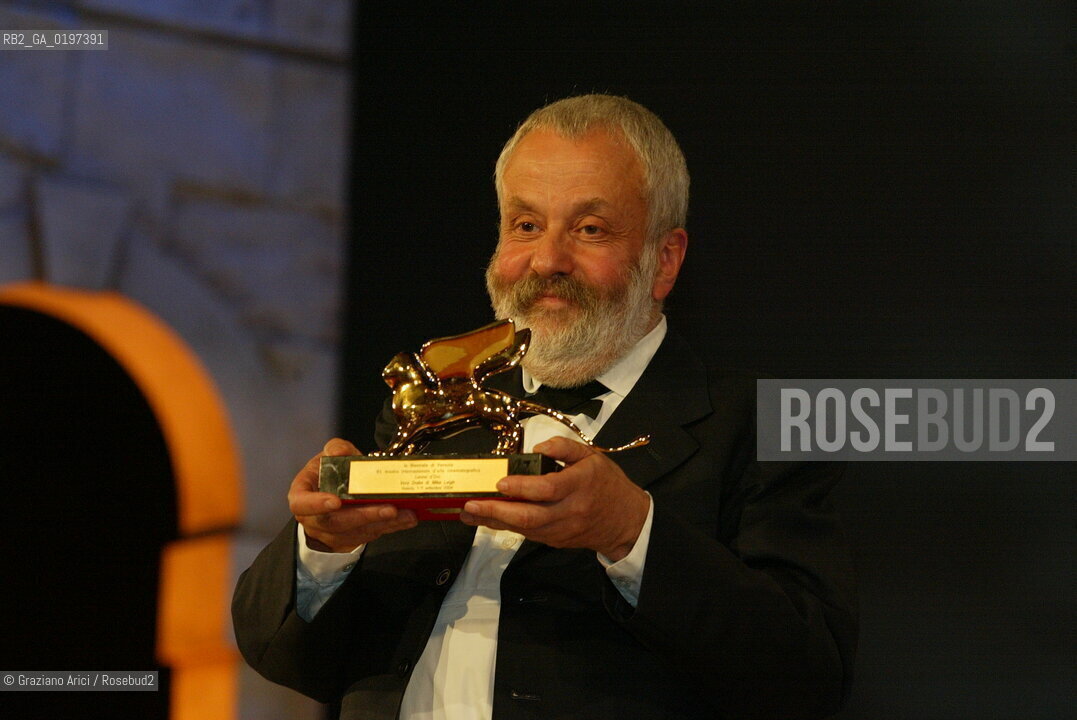 11_09_04 VENICE 61st FILM FESTIVAL - THE OFFICIAL AWARDS - LEONE DORO FOR BEST FILM VERA DRAKE TO MIKE LEIGH.©Graziano Arici/Rosebud2 CINEMA.CERIMONY OF THE GOLDEN LION AWARD IN GRAN TEATRO LA FENICE