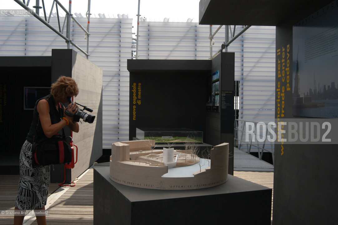 VENEZIA 09/09/04   - 9¡ MOSTRA INTERNAZIONALE DI ARCHITETTURA - BIENNALE ARCHITETTURA :  PADIGLIONE DELLE CITTA DACQUA  ©Graziano Arici/Rosebud2 ARSENALE