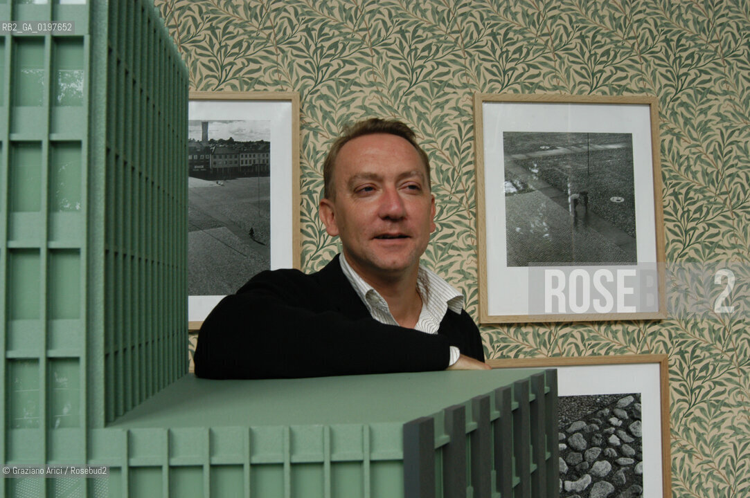 VENEZIA 09/09/04   - 9¡ MOSTRA INTERNAZIONALE DI ARCHITETTURA - BIENNALE ARCHITETTURA :  PADIGLIONE GRAN BRETAGNA : LARCHITETTO PETER ST JOHN ©Graziano Arici/Rosebud2